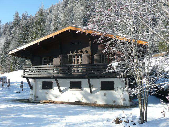 Chalet chaleureux indépendant, au bord d'un torrent.
