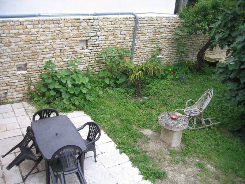 ILE DE RE MAISON DANS PROPRIETE DE CARACTERE PRES DU PORT D'ARS