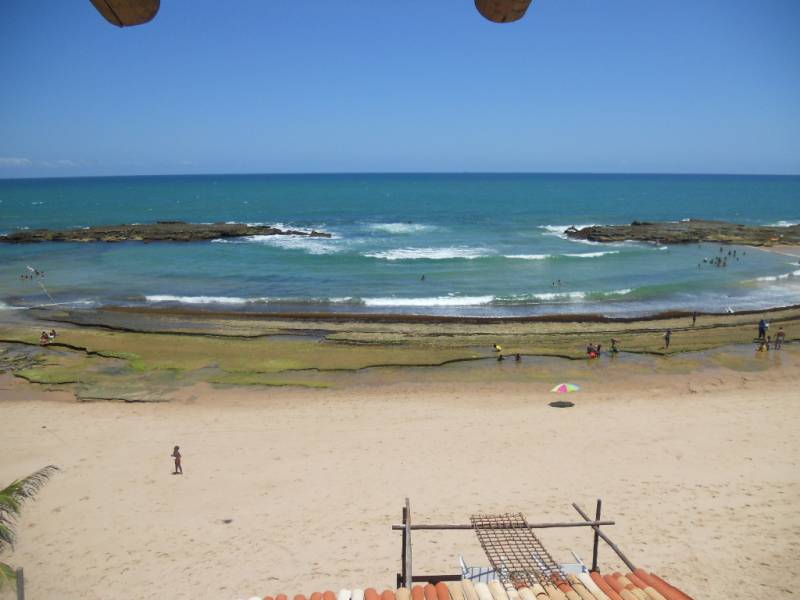 Maison  au rdc ,les pieds dans l'eau avec veranda pergola dominant  la plage de sable blond