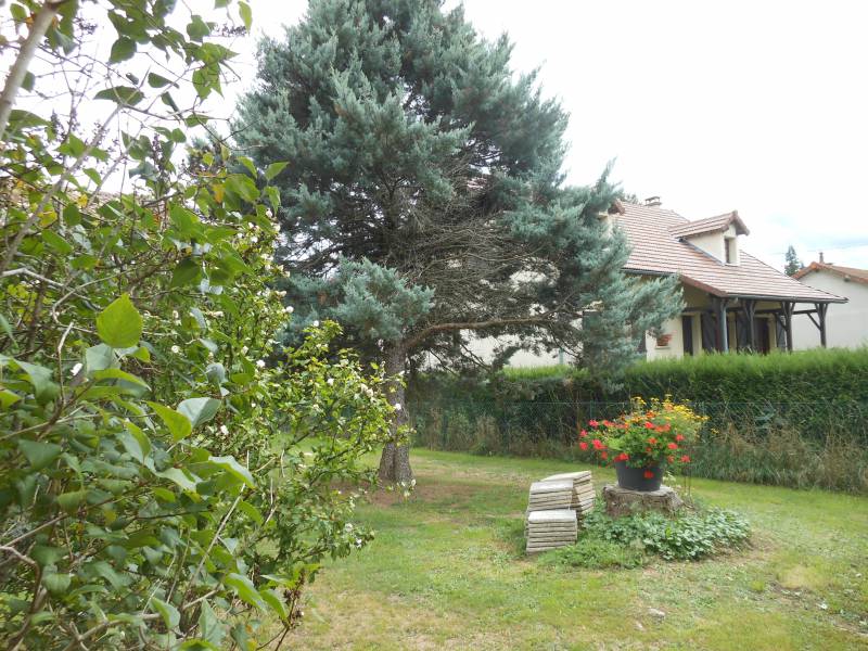 Maison independante en AUVERGNE sur terrain arboré clos à  proximité de tous commerc es